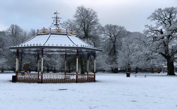 Snow cassiobury park